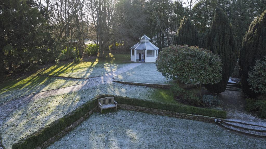 Lot: 43566 - COUNTRY ESTATE COMPRISING 5 BEDROOM MANOR HOUSE, WEDDING VENUE WITH 7 BEDROOM HOUSE, 6 ECO LODGES, 5 COTTAGES, 2 TENNIS COURTS, WORKSHOP AND ANCILLARY ACCOMMODATION - SET IN OVER 20 ACRES - Hayne Barn-Ceremony building